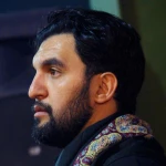 جلوی آیینه خودمو می‌بینم