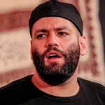 اینجا سنگ مزار خاکه
