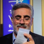 آسمان را به روی تخته‌ی در می‌بردند