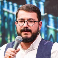 اسمت منقلب کرد دل هر آدمو