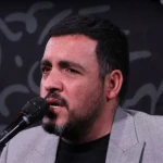 پدر در پشت خیمه دم گرفته